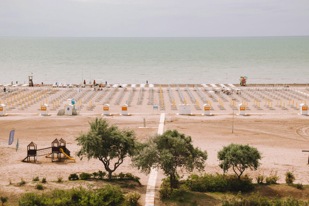 vista della spiaggia di levante di caorle e dell'orizzonte da una terrazza dell'hotel