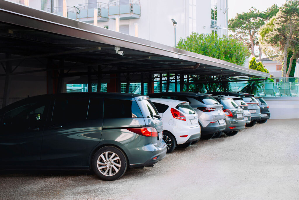 foto panoramica di uno dei parcheggi dell'hotel, questo è il parcheggio all'interno dell'hotel, vediamo la veranda che protegge le auto
