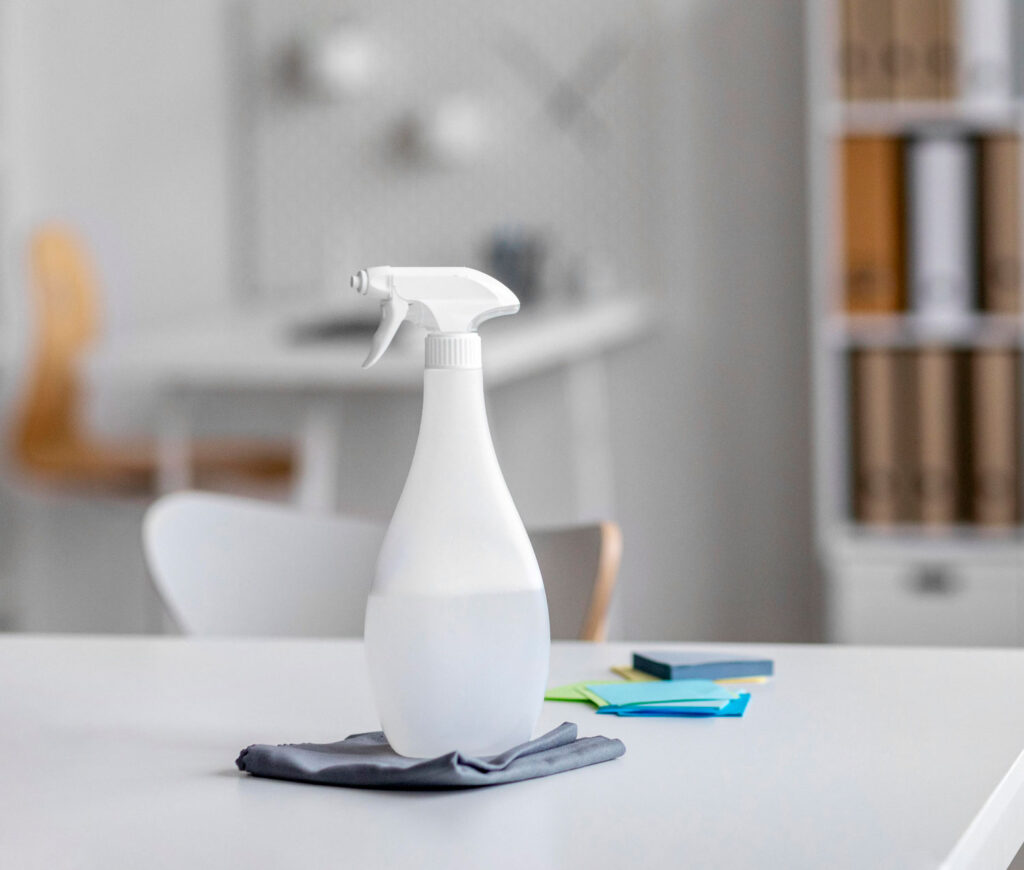 spray sanificante e delle spugne in microfibra