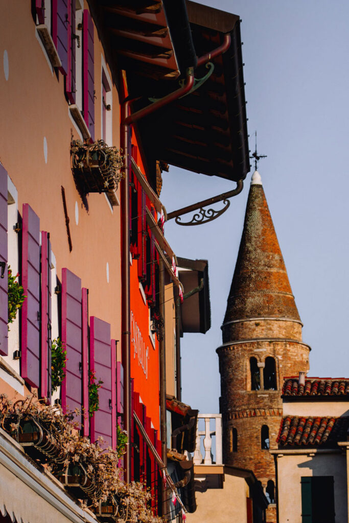 vista del centro storico di caorle e del suo caratteristico campanile millenario