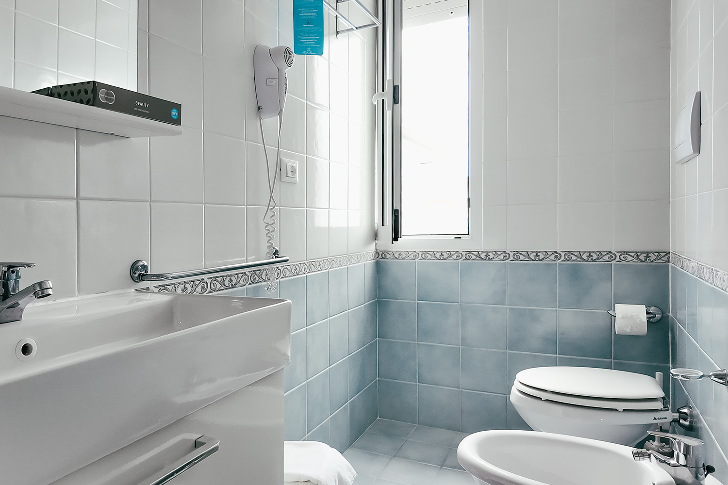 bagno di una delle camere dell'Hotel Principe Caorle