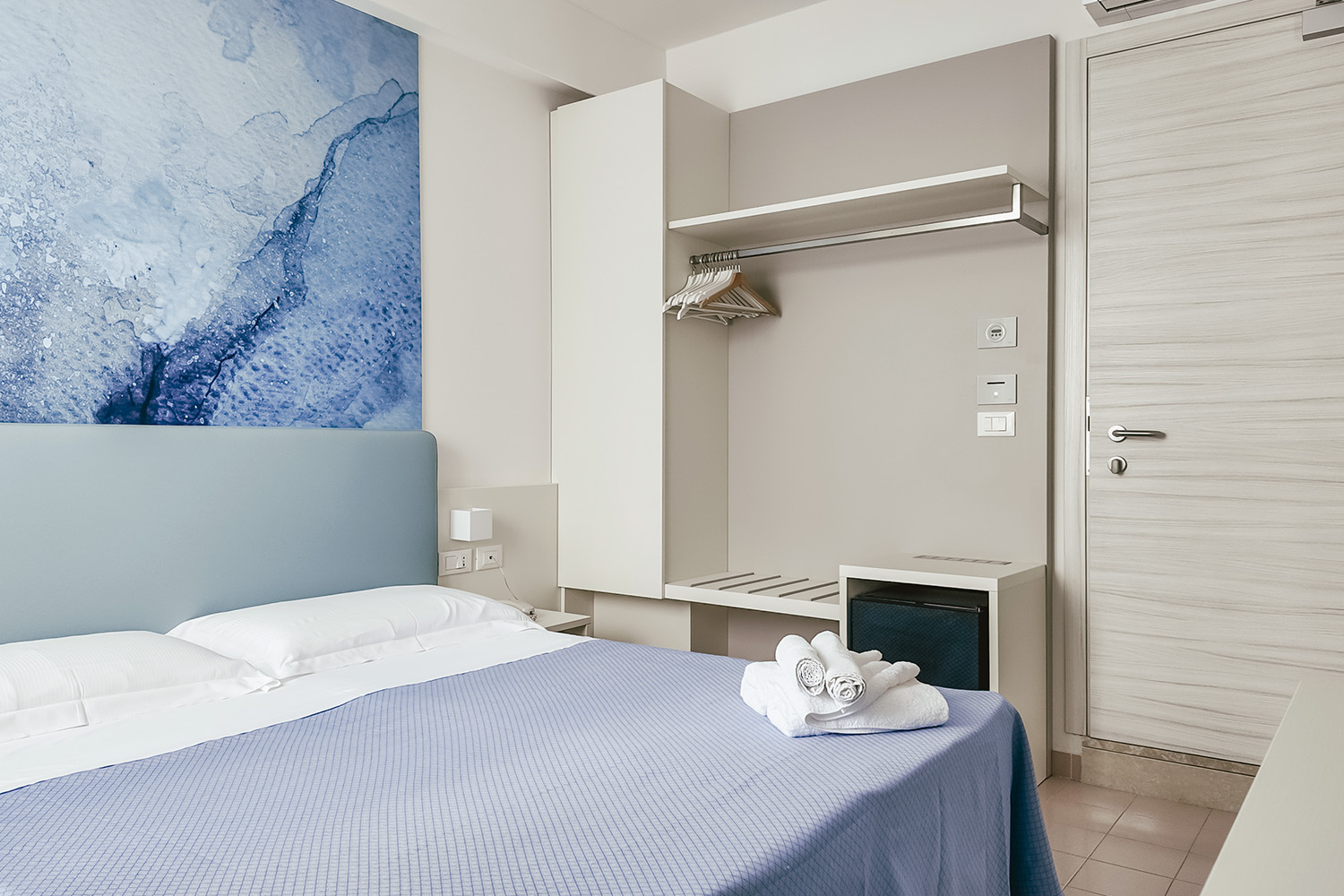 letto matrimoniale della camera doppia economy con lenzuola blu