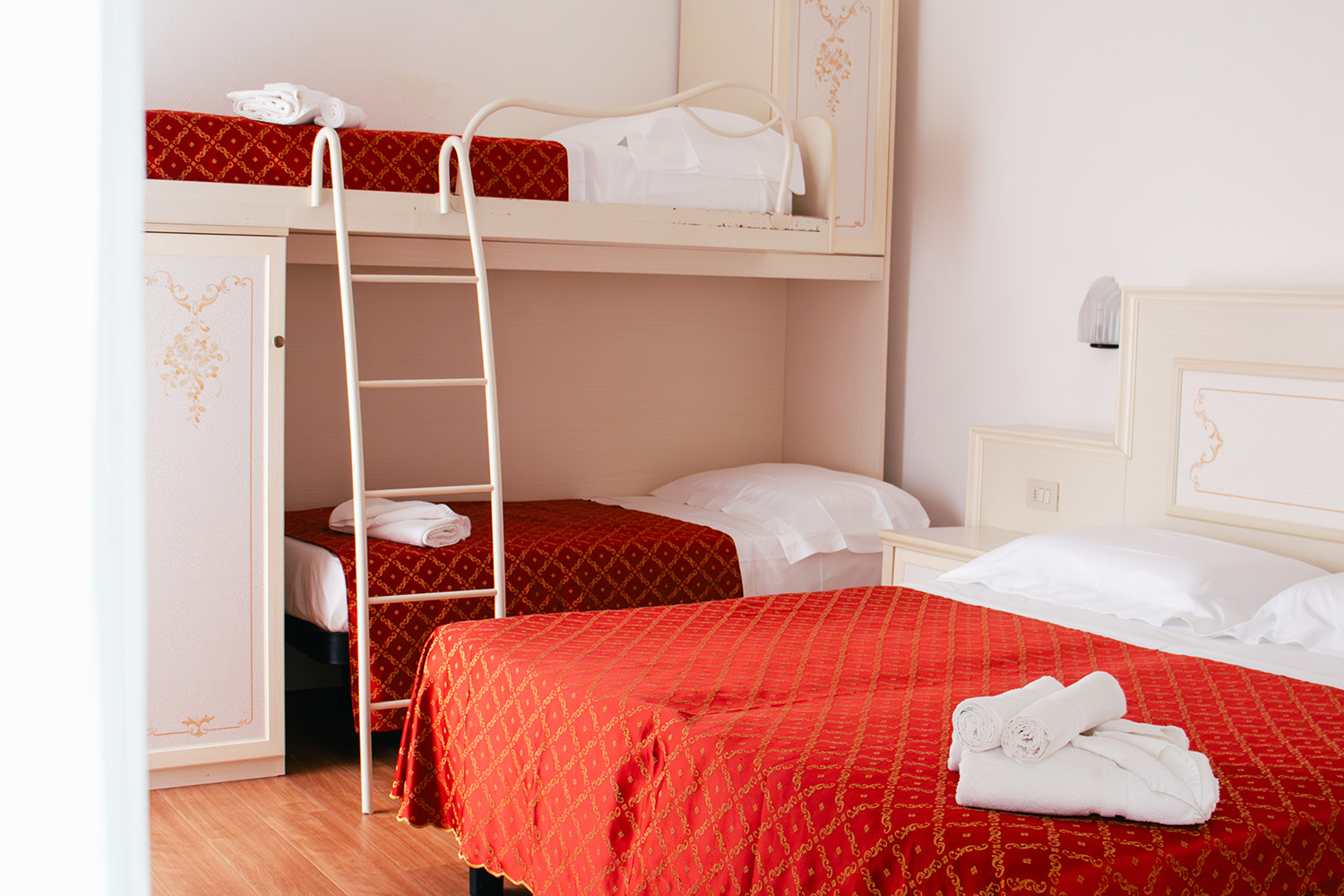 letto matrimoniale e letto a castello della camera family dell'Hotel Principe Caorle